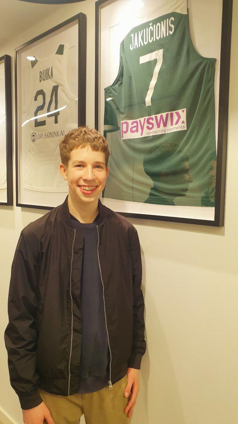 Jonas prie Sloves alejos